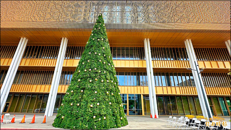 台南市立圖書館永康新總館的十四米高耶誕樹，將於二日晚上點燈。（記者劉婉君攝）