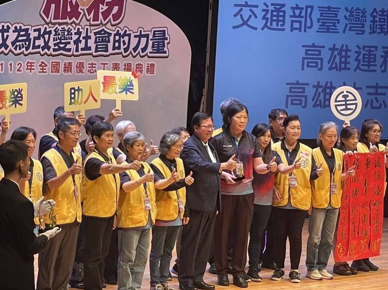 成立超過20年的台鐵高雄站志工隊獲選衛福部全國績優志工團體。（高雄站提供）