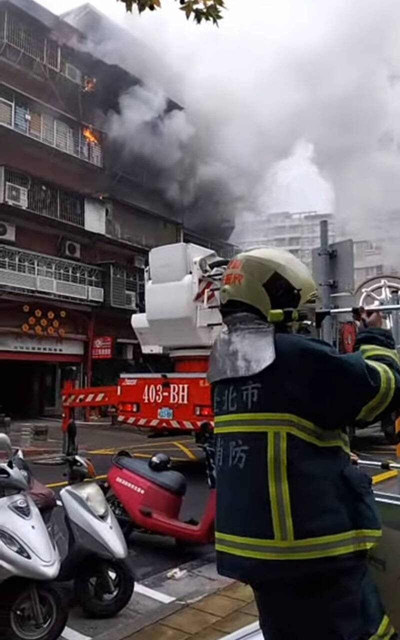 台北市萬華區中華路二段一處民宅4樓發生火警。（記者劉慶侯翻攝）