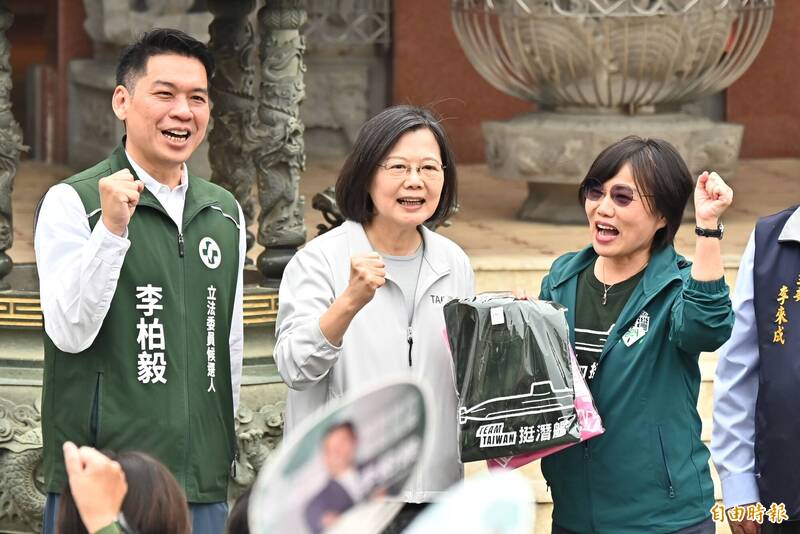 總統蔡英文收下立委劉世芳贈送的印有「TEAM TAIWAN 挺潛艦」衣服，向支持者喊話這次選舉要過關。（記者李惠洲攝）
