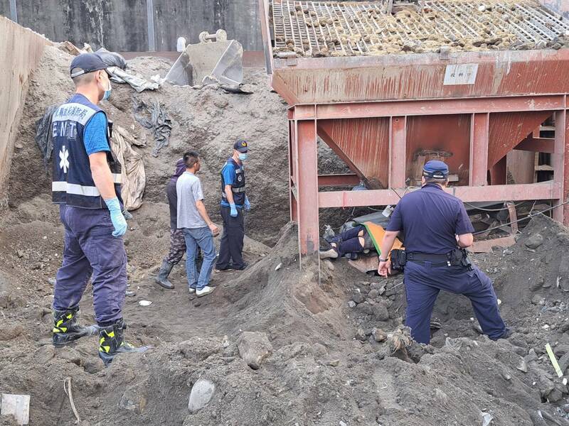 陳姓越南移工遭水泥輸送帶捲入。（屏東縣消防局提供）