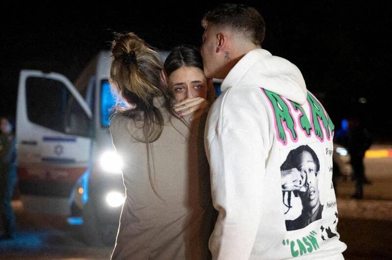 21岁的谢姆30日首先被释放，返抵以色列哈泽里姆军事基地后，与母亲和兄弟重聚，一家人激动拥抱彼此。（路透）(photo:LTN)
