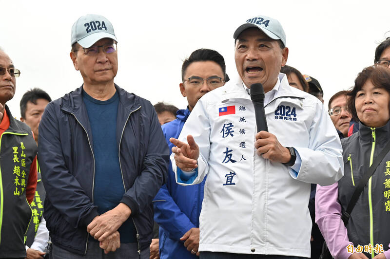 侯友宜、趙少康接受電視台專訪,被問到兵役何時要調回到4個月?侯沒有給答案,趙說逐步調整。同為兩人早上在「五股夏綠地」同框。(記者塗建榮攝) 侯友宜、趙少康接受電視台專訪,被問到兵役何時要調回到4個月?侯沒有給答案,趙說逐步調整。同為兩人早上在「五股夏綠地」同框。(記者塗建榮攝)