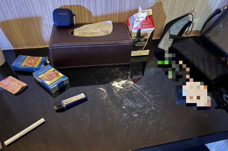 警方一入房內就見到桌上的K毒與毒咖啡包。（記者徐聖倫翻攝）
