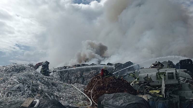 台東市資源回收場大火，廢品中赫見報廢戰機機體（右下角）。（記者黃明堂翻攝）