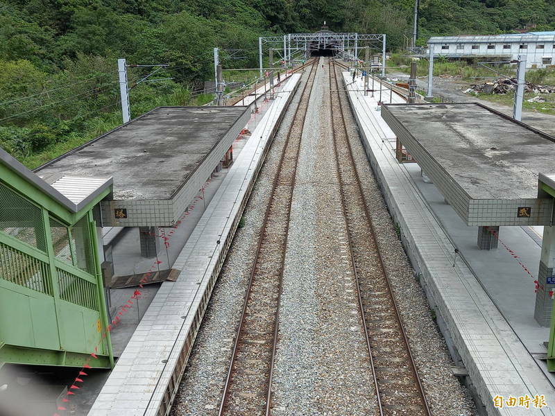 宜蘭縣漢本至武塔車站之間電纜線被剪斷，影響19列車延誤。圖為武塔車站。（資料照，記者江志雄攝）