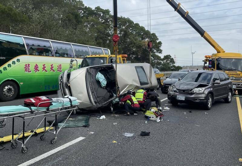 廂型車勾纏到垂落的電纜，被拉扯碰撞翻覆。（民眾提供）