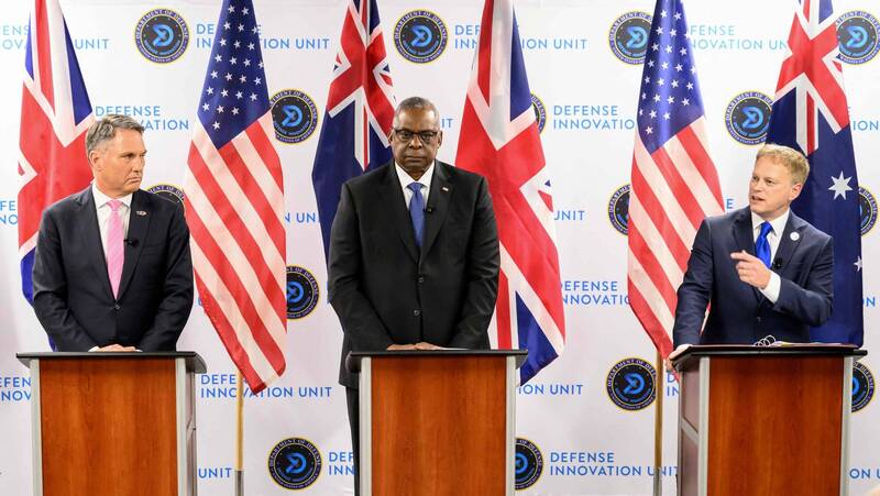 澳洲國防部長夏普斯、美國國防部長奧斯汀、英國國防大臣馬勒斯（左至右）1日在美國加州會面。（法新社）