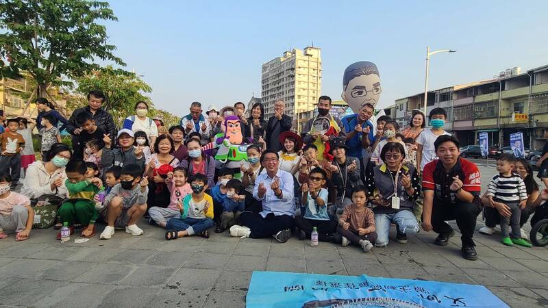 許智傑在鳳山北門里的綠廊道上舉辦「小金剛吹泡泡」親子活動。（許智傑服務處提供）