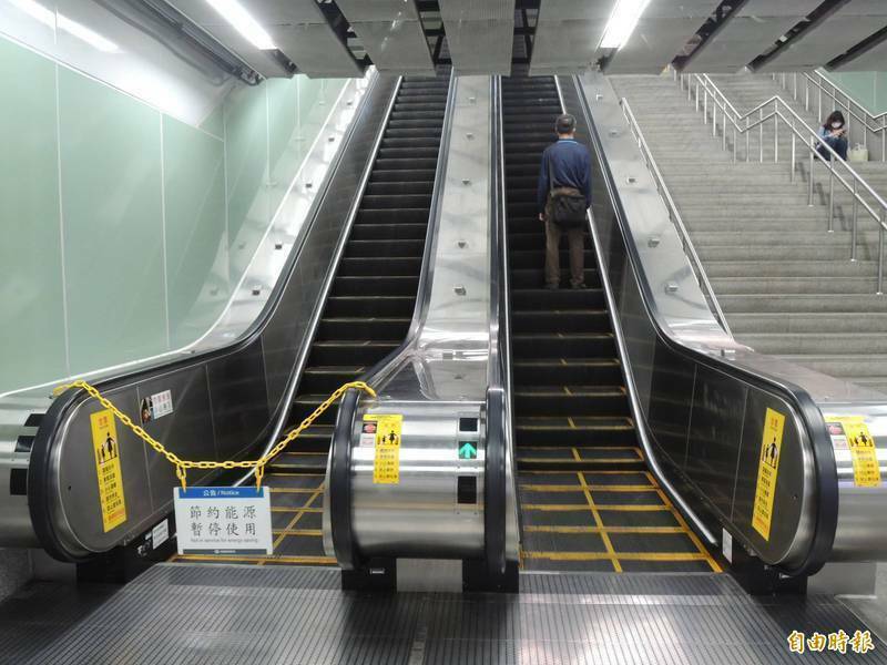 高雄捷運紅、橘線24個車站電扶梯今天下午停擺約半個小時。（資料照）