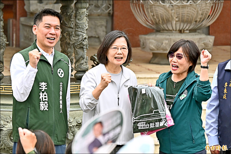 總統蔡英文（中）收下印有「TEAM TAIWAN 挺潛艦」衣服，向支持者喊話，票投李柏毅（左），國會過半很重要。（記者李惠洲攝）