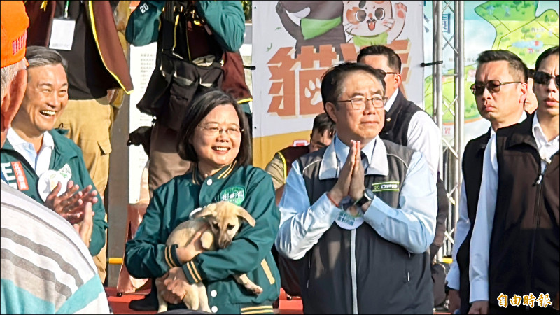 總統蔡英文（左二）開心與毛小孩互動，並當場表示要認養手上抱的「旺萊」。（記者劉婉君攝）