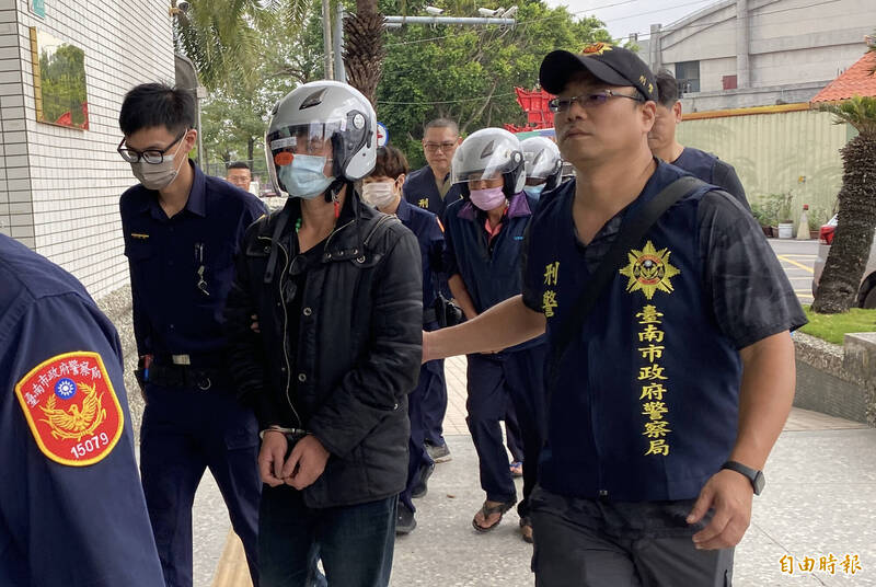 47岁、57岁的2名谢姓嫌犯（前、后中间头戴安全帽）到案。（记者杨金城摄）(photo:LTN)