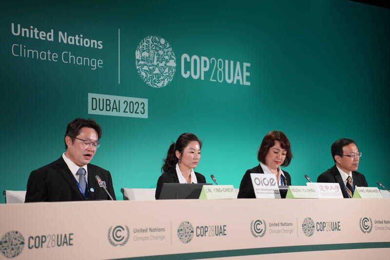 台灣發表團林英杰（左起）、薛宇靜、趙曉慧、陳開憲在聯合國COP28藍區，分別發表演說。（隨團人員提供）