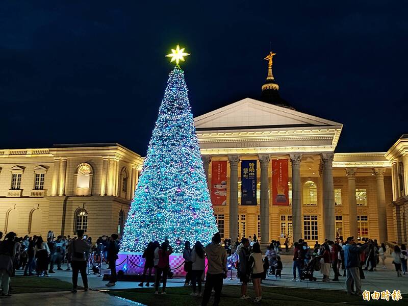 奇美博物館前的大型聖誕樹再度點亮，夜裡璀璨登場。（記者吳俊鋒攝）