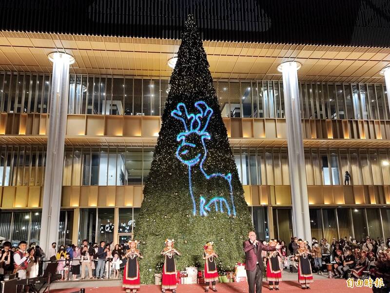 台南市立圖書館永康總館今年結合原民會、大東橋商圈共同辦理耶誕點燈活動，成功吸引人潮。（記者吳俊鋒攝）