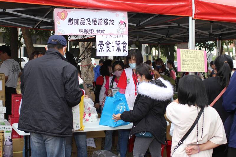 北台中家庭扶助中心今天舉辦歲末送暖活動，現場募集「幸福物資包」，放送給出席的515戶家庭。（北台中家庭扶助中心提供）