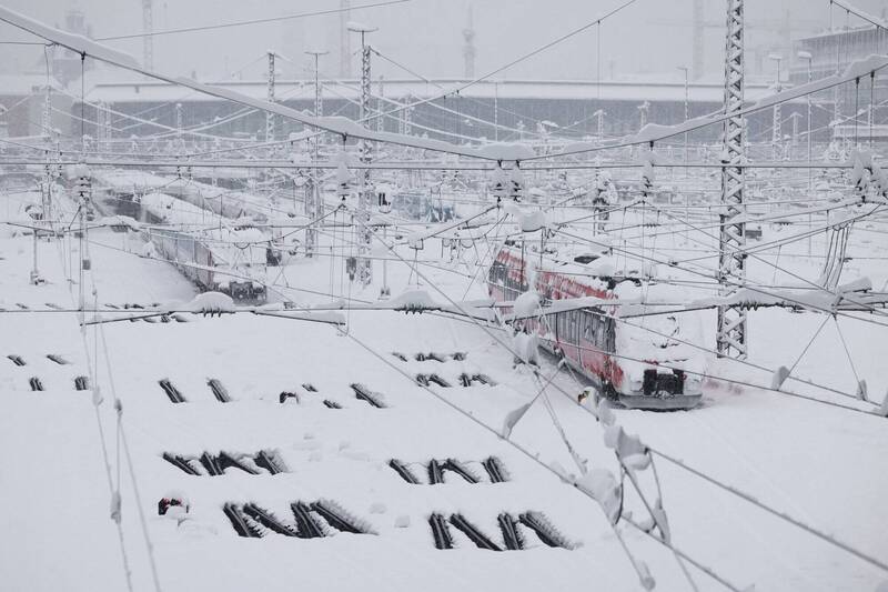 德國巴伐利亞邦降下世紀暴雪，慕尼黑火車總站遭冰封。（歐新社）