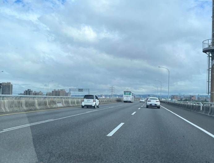 一名網友在行駛國道時發現，一輛Smart雙門轎車竟然行駛在高乘載路段。（圖擷取自臉書「爆廢1公社」）