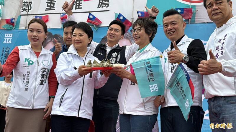台中市長盧秀燕為民眾黨立委參選人蔡壁如站台，並送上包子及粽子，祝福「包中」。（記者歐素美攝）