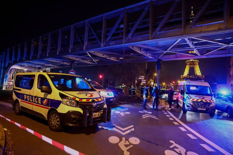 法國巴黎鐵塔附近發生攻擊事件，嫌犯持刀、錘襲擊民眾造成1死2傷。（路透）