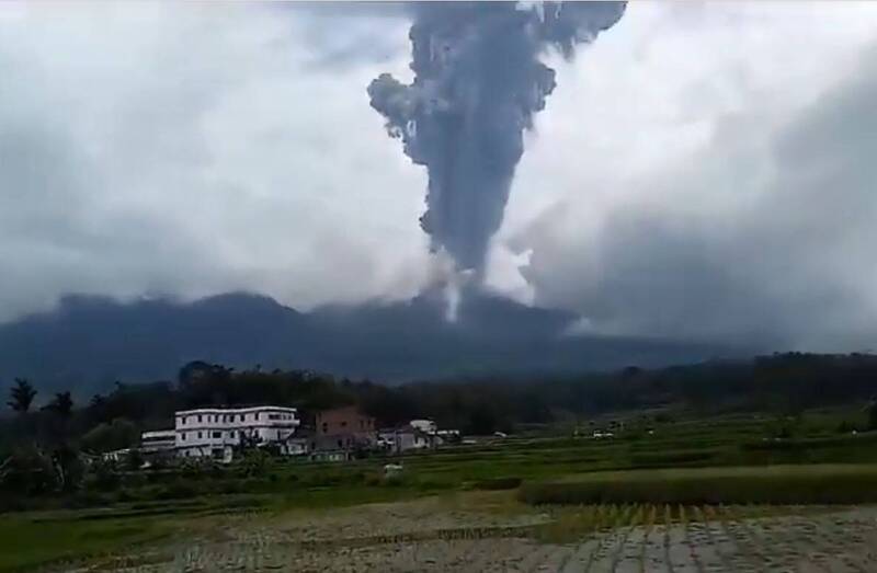 印尼馬拉皮火山3日下午發生大規模噴發，噴發柱高達3000公尺。（圖翻攝自X平台）