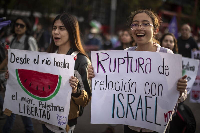 2023年11月29日，墨西哥群眾上街聲援加薩民眾，其中一人高舉象徵巴勒斯坦的西瓜圖像。（歐新社）