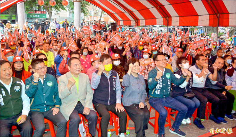 民進黨台中爭取立委連任的莊競程（前排，左6）昨天舉行造勢大會，現場湧入近千位支持者。（記者陳建志攝）