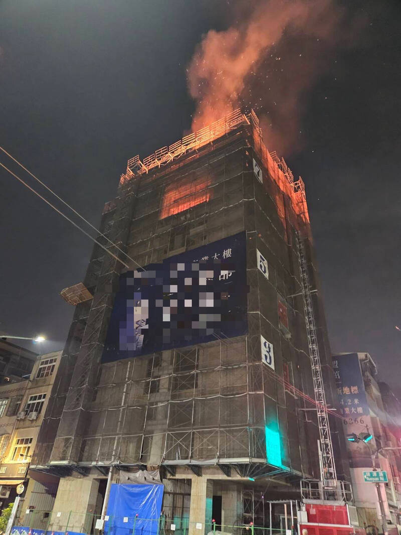 高雄新興區新建大樓7樓頂部大火，消防局出動12車44人搶救。（民眾提供）
