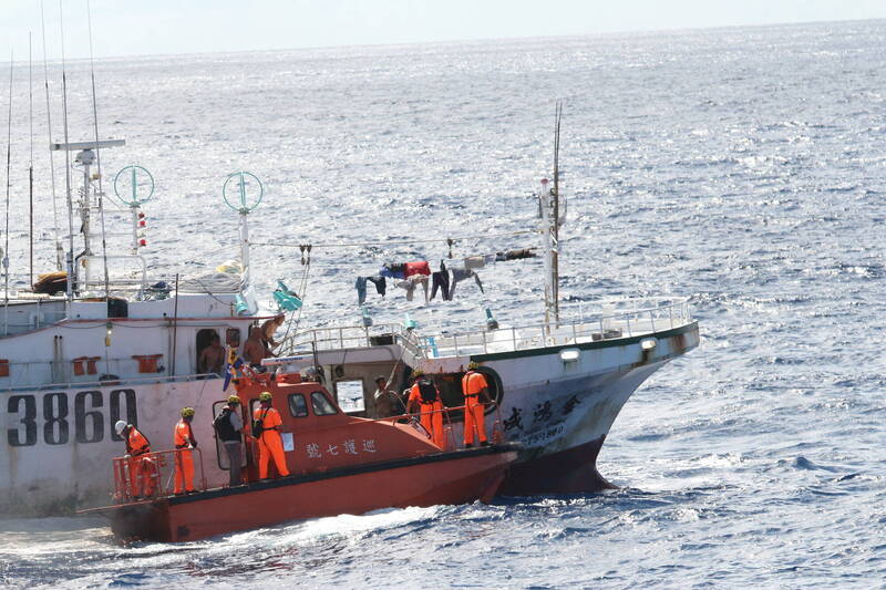海巡署巡護七號在中西太平洋派小艇登檢台灣漁船。（海巡署提供）