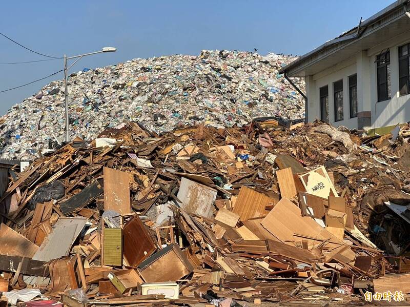 埔里鎮清潔隊目前已無垃圾堆置空間，大型傢俱堆置區的量也十分驚人。（記者佟振國攝）