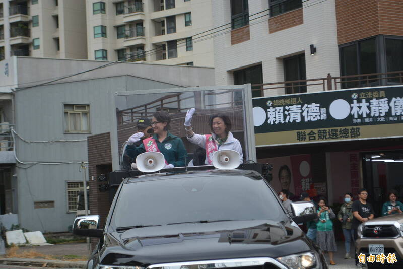 民進黨副總統參選人蕭美琴（左）今天陪同中二選區林靜儀（右）進行車隊掃街拜票，坦承這是首次搭國安局準備的防彈掃街車。（記者陳建志攝）