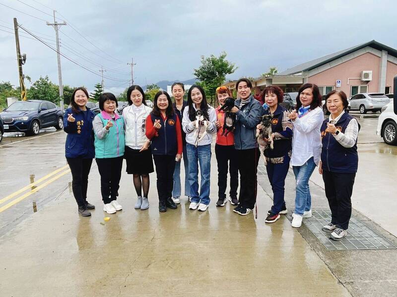 苗縣副議長張淑芬號召議會女議員捐物資贈苗栗動物保護教育園區。（苗縣府提供）