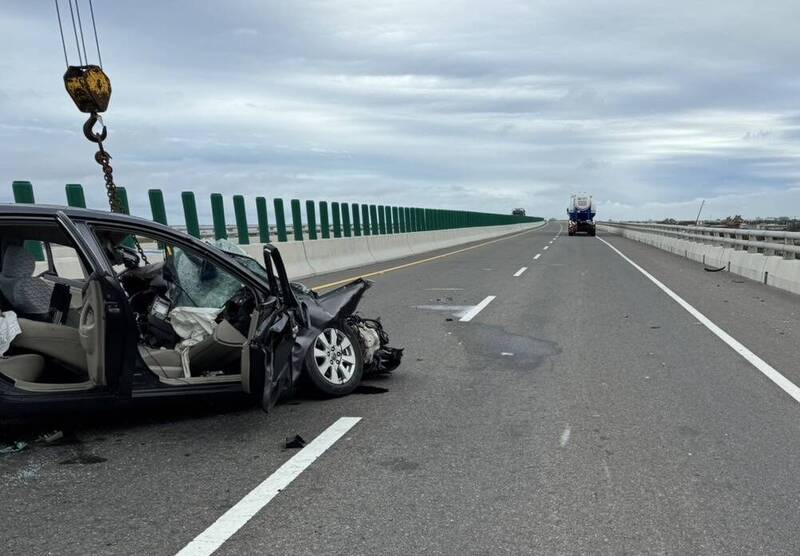 廖姓男子駕駛自小客不明原因追撞前方的化學槽車，猛烈撞擊造成車頭全毀。（民眾提供）