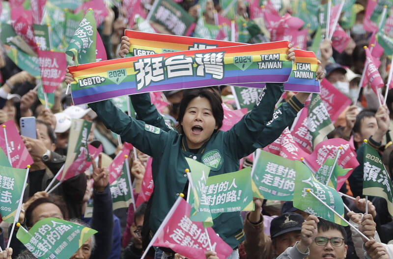 《紐約時報》報導，挫折感深的台灣年輕選票動向，可能左右2024年大選結果。圖為民進黨正副總統參選人賴清德與蕭美琴3日造勢活動，有年輕人手舉「挺台灣」旗幟。（美聯社）