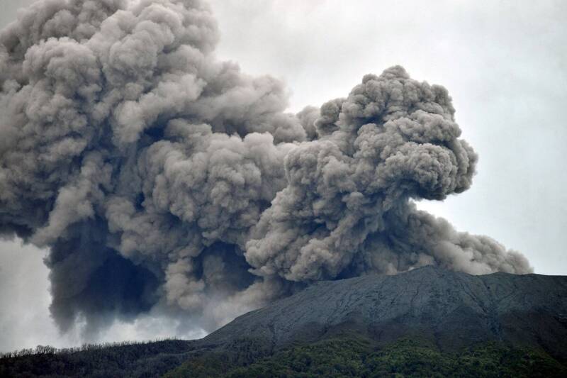 印尼西蘇門答臘省梅拉比火山3日爆發，搜救隊4日發現11具登山客遺體，目前仍有12人下落不明。（路透）