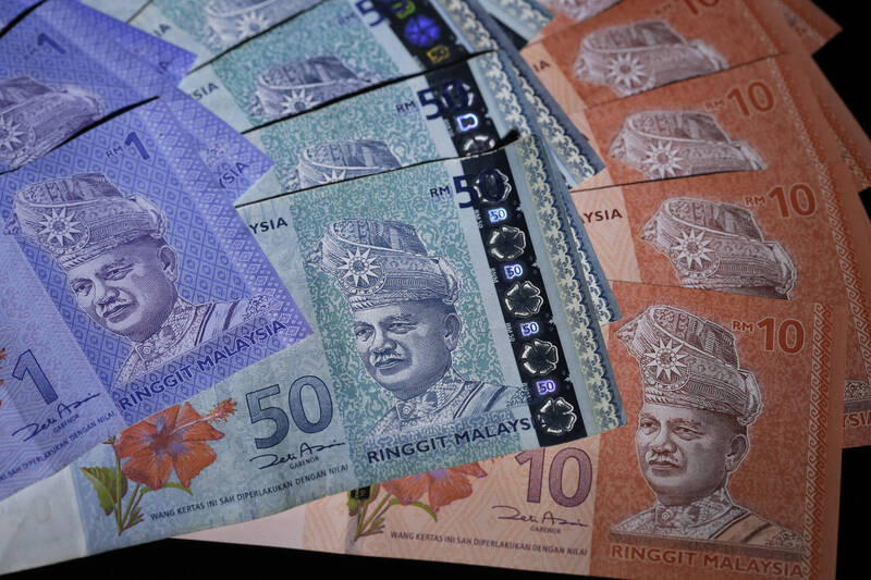 馬來西亞女子月入約新台幣6萬7卻被家裡各種經濟開銷壓得喘不過去，向母親反應卻遭冷回；示意圖。（彭博）