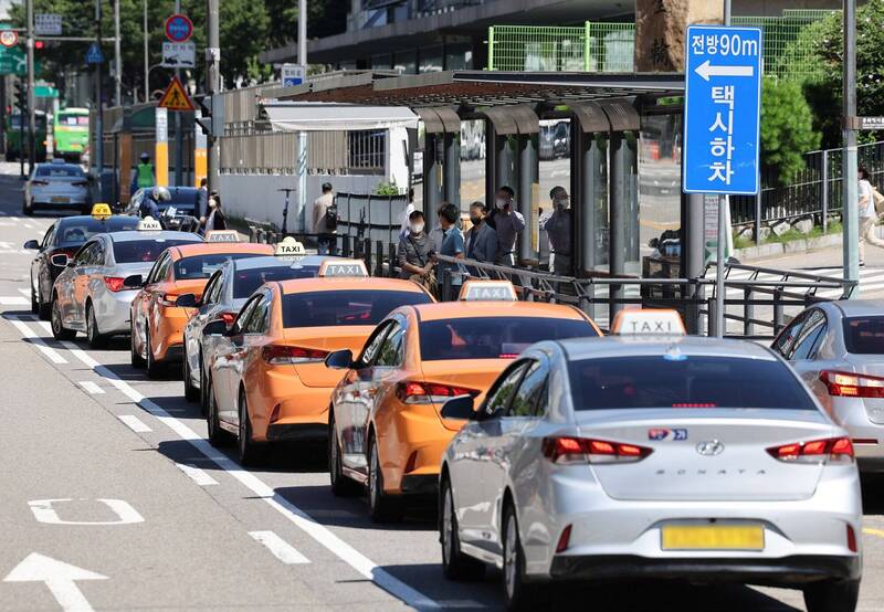 南韓首爾市政府4日表示，專為外國遊客打造的計程車叫車應用程式「TABA」，已於本月1日正式上線。圖為首爾街頭計程車排班畫面。（歐新社資料照）