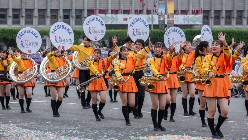 「橘色惡魔」日本京都橘高校吹奏樂部10日下午3點起，將與高雄學子在時代大道演出。（圖片來源：總統府）