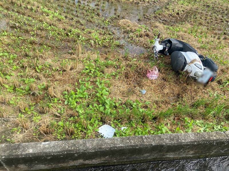 男機車騎士與外送員相撞衝入田裡，警方發現有酒精反應。（民眾提供）