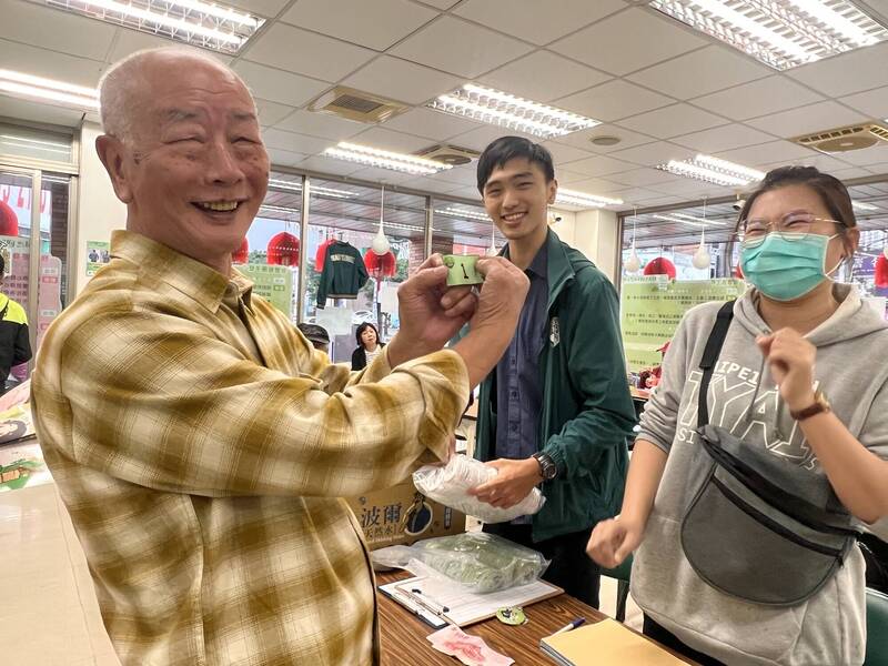 賴清德桃園競選總部舉辦「Q版貓狗胸章快閃販賣」活動，桃園北區、南區競總各限量販賣100枚胸章，開賣半小時就銷售一空。（圖由競總提供）