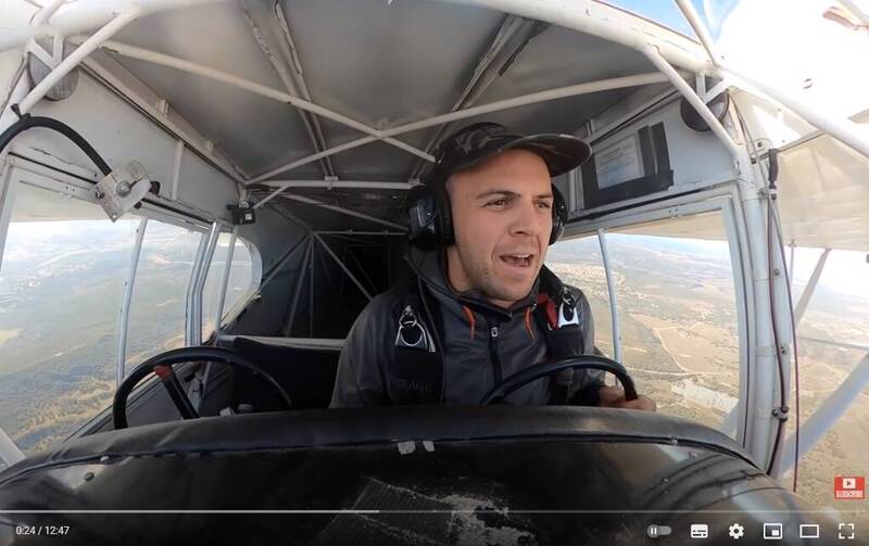 美國「油土伯」Trevor Jacob開小飛機自導自演墜機，手裡拿著自拍棒故意跳傘讓飛機墜毀。（擷取自YouTube影片）