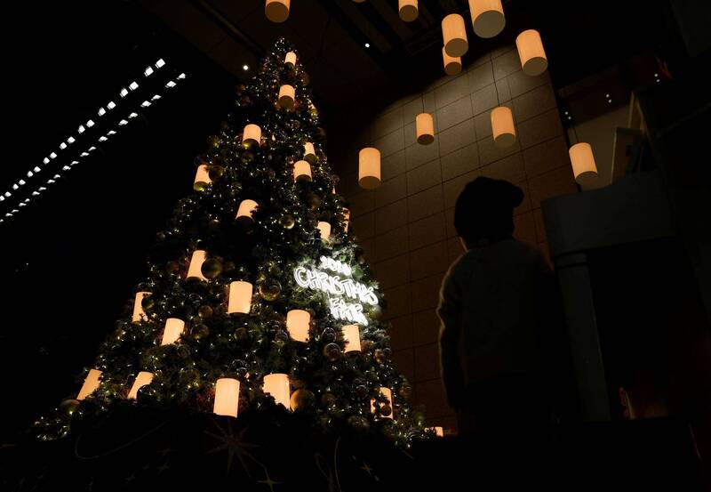 巴西10歲男童近期在家協助裝飾耶誕樹，布置完成後打開耶誕燈具開關瞬間觸電導致昏倒地，緊急送醫治療仍不治身亡。示意圖，圖與新聞事件無關。（路透）