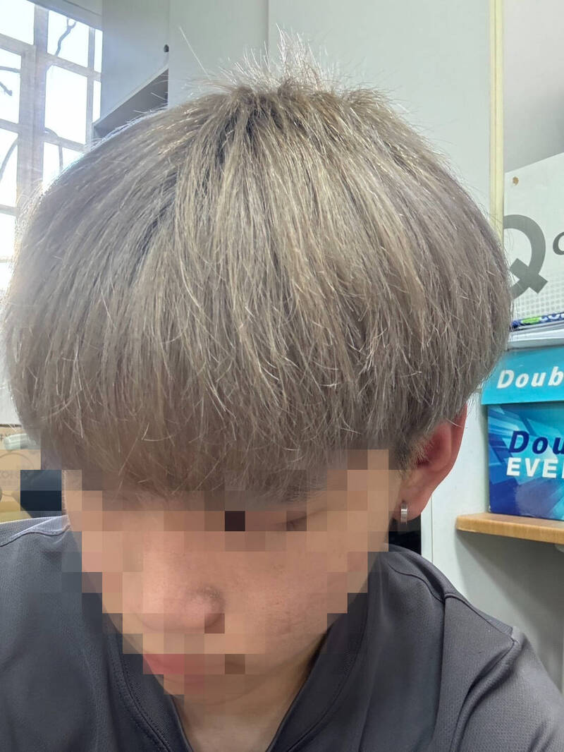 投訴學生不滿因為頂著一頭「奶茶灰色」頭髮，被學校要求染回黑色。（學生提供）