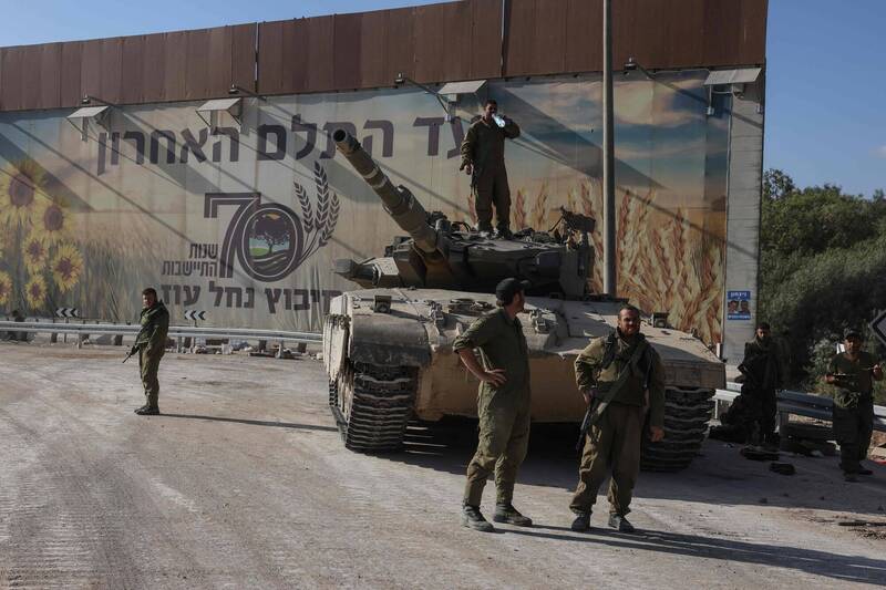以色列情報官員向媒體說，他們從哈瑪斯武裝分子身上拿到了各種資料，內容甚至包含納哈爾奧茲哨所的手繪圖。圖為在納哈爾奧茲巡邏的以色列部隊。（法新社資料照）