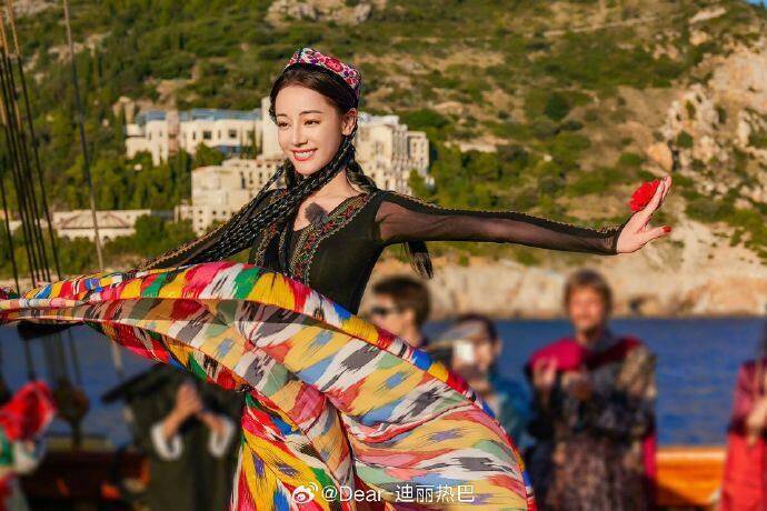 中國知名維吾爾族演員迪麗熱巴，參加「一帶一路」主題綜藝節目、載歌載舞，獲得中國外交部發言人汪文斌大讚。（取自迪麗熱巴微博）