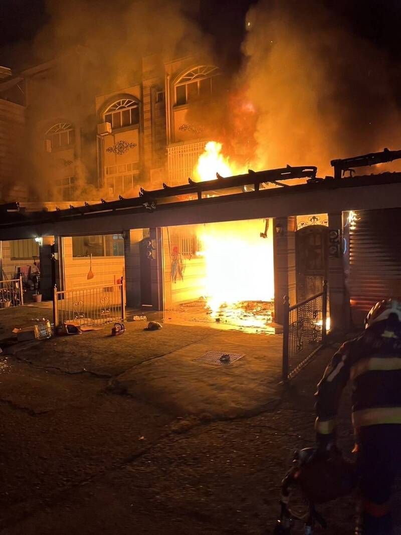 斗六市保長路一處集合住宅今天一大早發生火警，火勢嚇人，幸無人員受傷。（民眾提供）