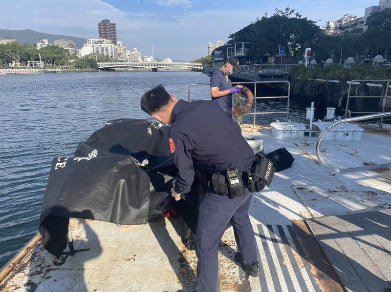 高雄愛河有女子落水，警消搶救，拉上岸已無生命跡象。（民眾提供）