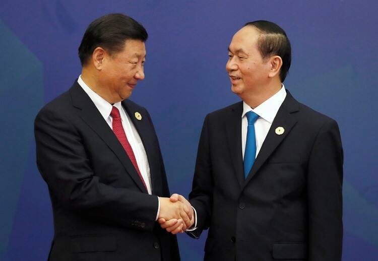2017年11月12日，中国领导人习近平在越南岘港参加APEC峰会，与越南国家主席陈大光（右）握手。（美联社）(photo:LTN)