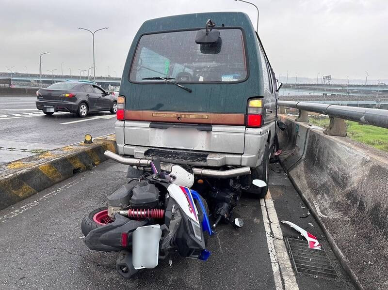 廂型車在蘆洲永安大橋上被右切騎車撞上，急閃衝進機車道，騎士急煞摔車撞進車底。（記者吳仁捷翻攝）